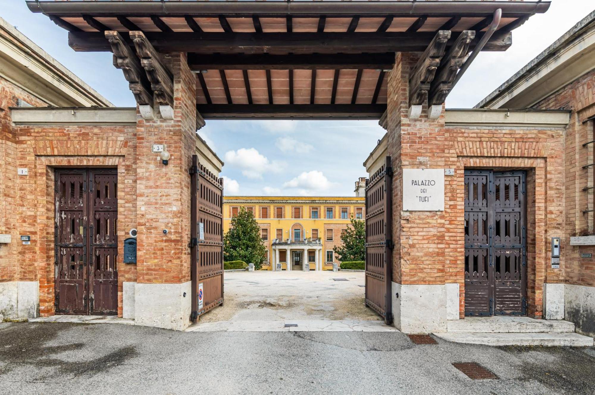Porta Tufi Luxury Apartment With Private Parking! Siena Ngoại thất bức ảnh